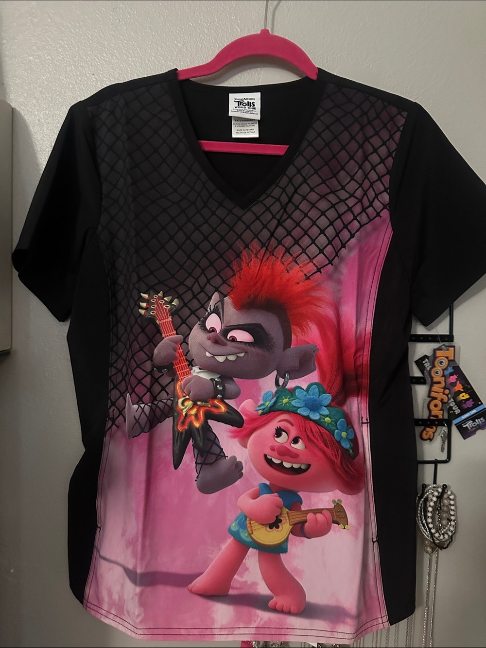Ladies Trolls V-Neck Scrub top in Pink and Black with pockets Sz S NWT